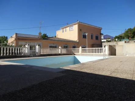  - Haus kaufen in Aigües - Schöne geräumige Landhaus-Villa mit 6 Schlafzimmern, großem Pool und schöner Aussicht