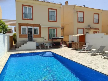  - Haus kaufen in El Campello - Villa mit 4 Schlafzimmern, 3 Badezimmern, Privatpool und Garage