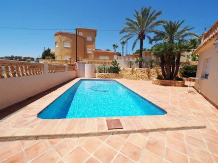  - Haus kaufen in El Campello - Wunderschöne Villa mit 3 Schlafzimmern, 3 Bädern, Privatpool, Meerblick und direktem Strandzugang