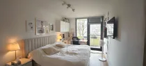 Schlafzimmer mit Zugang zum Balkon