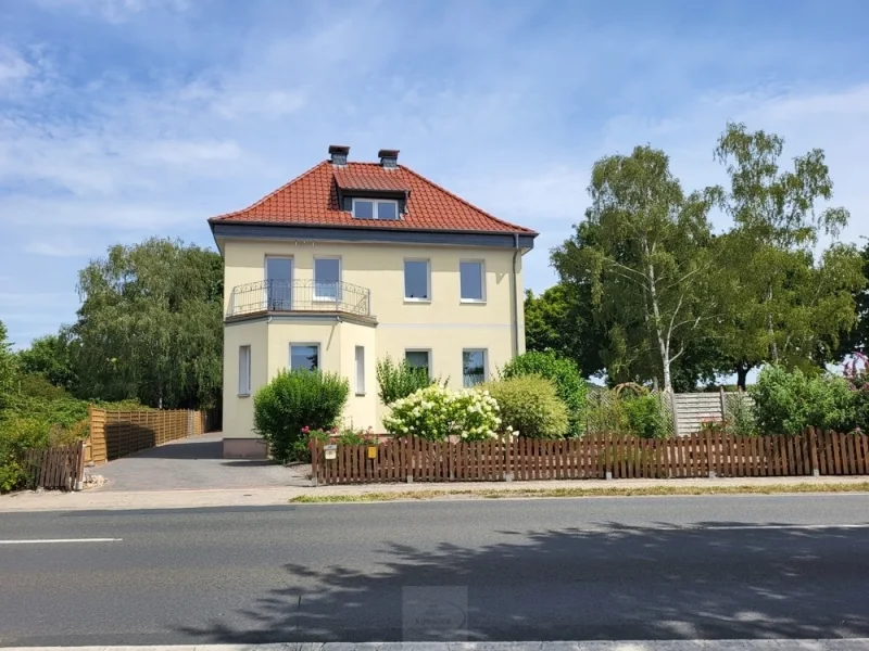 Hausansicht - Haus kaufen in Wunstorf / Steinhude - RUDNICK bietet "KAFFEEMÜHLE": Saniert und in reizvoller Alleinlage!
