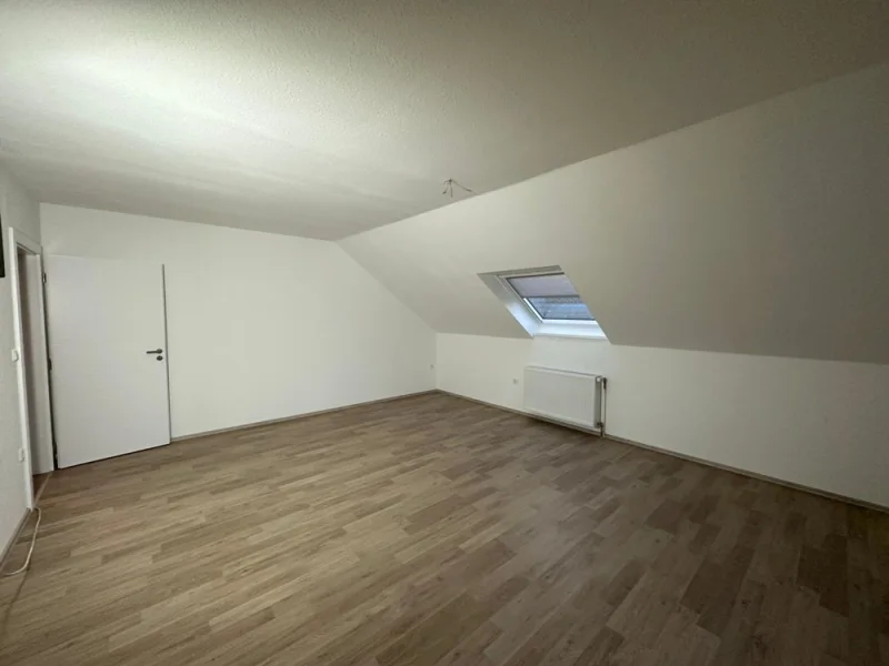 Wohnzimmer - Wohnung mieten in Wunstorf/Kolenfeld - RUDNICK bietet IM JAHR 2022 SANIERTE 4 Zimmer Wohnung in bester Wohnlage von Kolenfeld