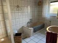 Badezimmer mit Wanne und Dusche