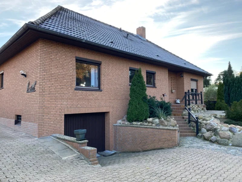 Hausansicht - Haus kaufen in Neustadt - RUDNICK bietet  BUNGALOW mit viel Charme und großem Grundstück