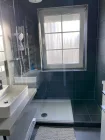 Bad mit Fenster und Dusche