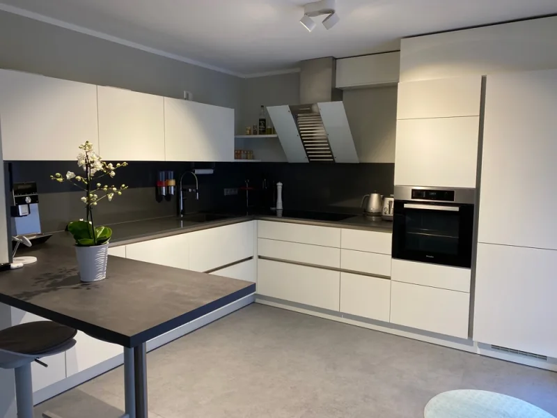 Einbauküche - Wohnung kaufen in Wunstorf - RUDNICK bietet exklusive 3 Zimmer Wohnung mit großem Balkon und Tiefgarage