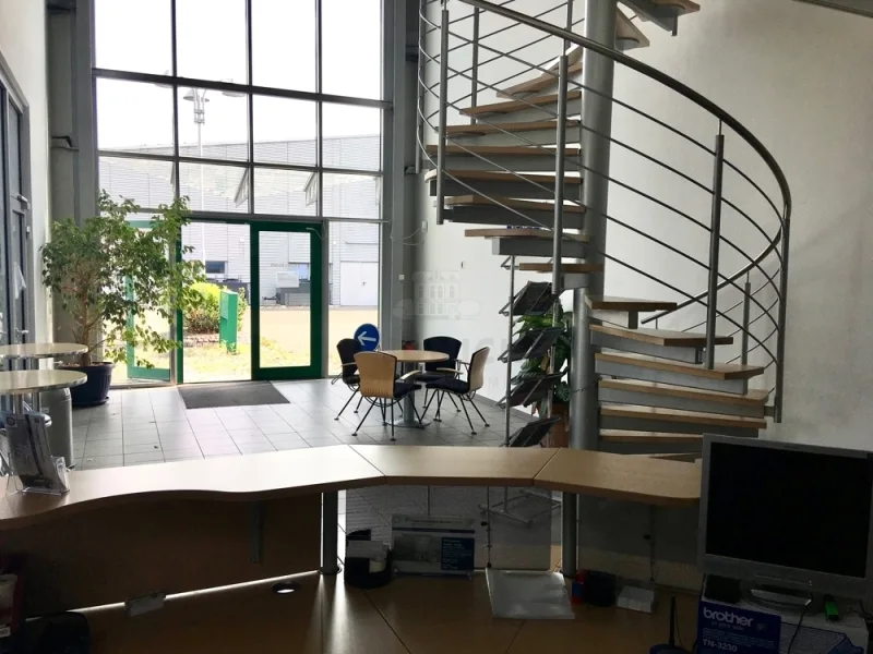 Foyer und Treppe Nebengebäude - Büro/Praxis kaufen in Neustadt am Rübenberge - RUDNICK bietet TOP-RENDITE: Bürogebäude mit Fahrzeughalle in guter Lage