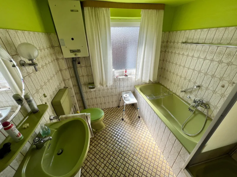 Badzimmer mit Wanne/Dusche -  Wohnung 1 