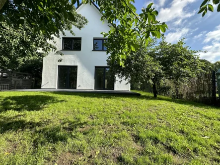 Gartenansicht - Haus kaufen in Wunstorf - RUDNICK bietet HÖCHSTEN WOHNKOMFORT im Niederigenergiehaus!