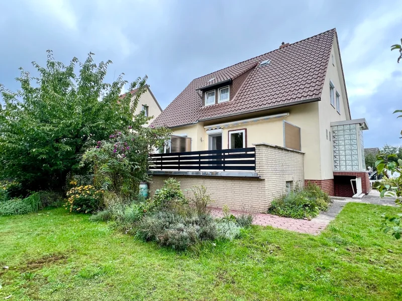 Gartenansicht - Haus kaufen in Garbsen - RUDNICK bietet ZENTRAL WOHNEN: Schönes Einfamilienhaus mit Potenzial