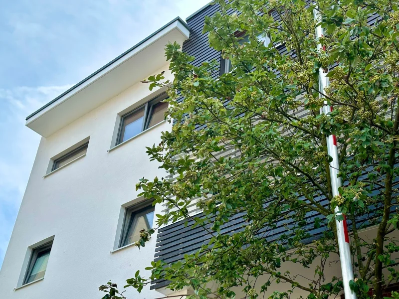 Wohnung von außen - Wohnung kaufen in Hannover - RUDNICK bietet WOHNTRAUM mit GRÜNER OASE