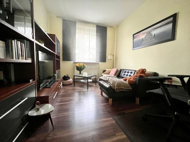 Wohnzimmer - Wohnung kaufen in Hannover - RUDNICK bietet HERRENHAUSEN: gut geschnittene und gepflegte 2-Zimmer Wohnung
