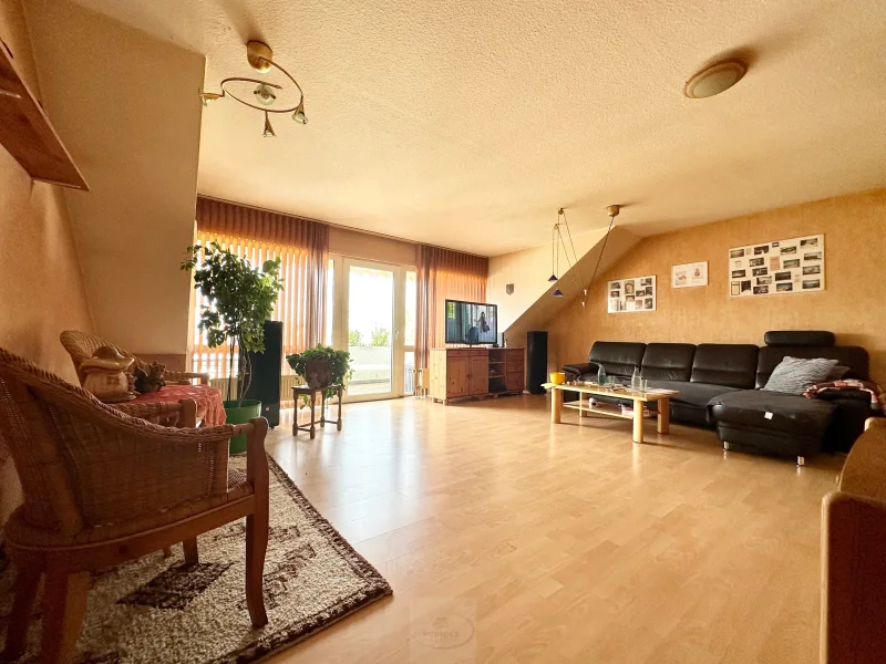 Wohnzimmer - Wohnung kaufen in Wunstorf - RUDNICK bietet BESTLAGE: vermietete 2-Zimmer-Dachgeschosswohnung mit Loggia