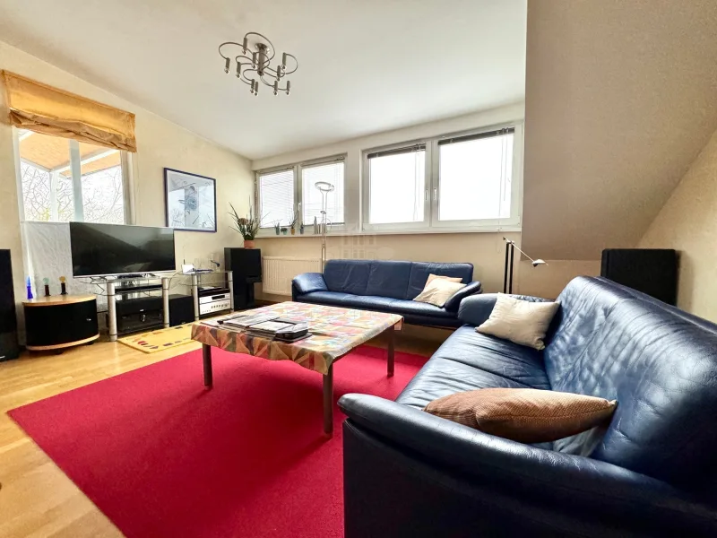 Wohnzimmer - Wohnung kaufen in Hannover - RUDNICK bietet WEITBLICK: Helle und gepflegte Dachgeschosswohnung mit Dachterrasse