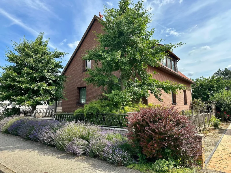 Haus Vorderseite - Haus kaufen in Cremlingen - RUDNICK bietet GEPFLEGTES EINFAMILIENHAUS mit TRAUMGARTEN