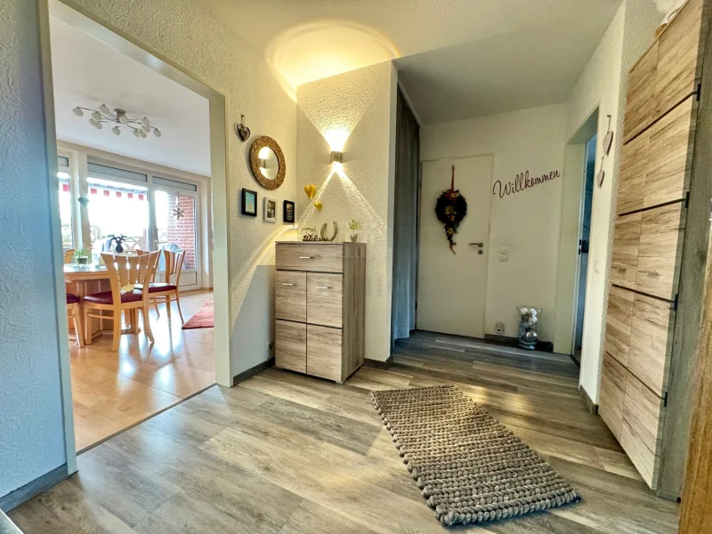 Flur - Wohnung kaufen in Neustadt am Rübenberge - RUDNICK bietet WOHNGLÜCK: Gut geschnittene Hochpaterre-Wohnung mit sonniger Terrasse