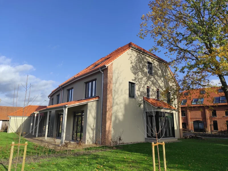 Giebelseite Haus 7 - Haus kaufen in Ihme Roloven - RUDNICK bietet ERSTBEZUG: Citynahes Wohnidyll + Wärmepumpe + Photovoltaik...