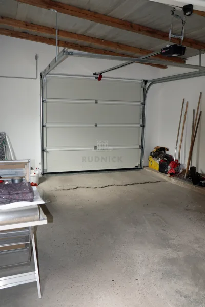 Garage zur Wohnung EG links