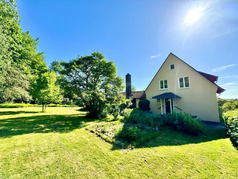 Außenansicht - Haus kaufen in Ronnenberg - Rudnick bietet VIEL PLATZ, RUHE + POTENTIAL: Großes Grundstück mit attraktivem Haus am Waldrand