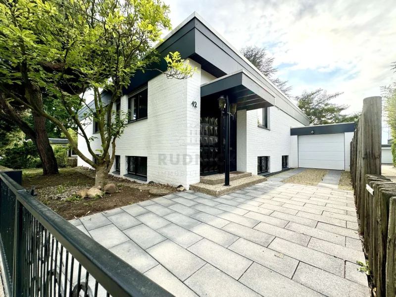 Hausansicht - Haus mieten in Laatzen - RUDNICK bietet WINKELBUNGALOW mit WOHNKOMFORT + PLATZ + GARTEN in bester Lage von Grasdorf