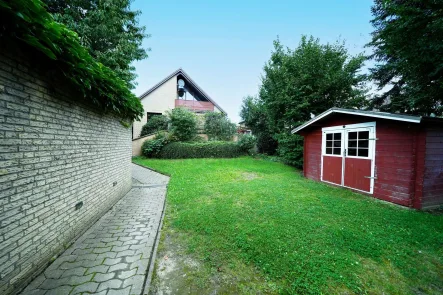 Vorgarten _ Eingang auf das Grundstück - Haus kaufen in Lauenau - RUDNICK bietet: FAMILIEN AUFGEPASST ! Großes renoviertes Einfamilienhaus in Lauenau OT Feggendorf