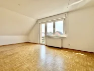 Wohn-/Esszimmer mit Zugang zum Balkon (OG)