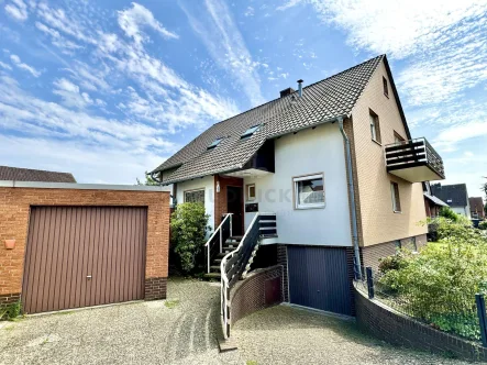 Außenansicht - Haus kaufen in Seelze - RUDNICK bietet ZWEI IN EINS: Zweifamilienhaus in ruhiger Lage