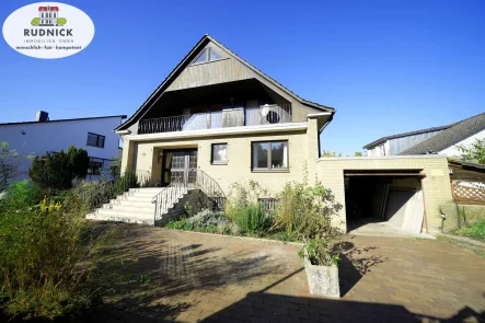 Front mit Garage - Haus kaufen in Haste - RUDNICK bietet: Großzügiges Einfamilienhaus in toller Lage von Haste / Waldrand