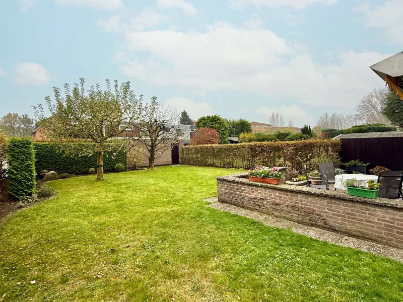 Gartenansicht mit Blick zur Garage