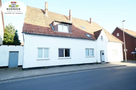 Straßenansicht Lindhorst  - Haus kaufen in Lindhorst - RUDNICK bietet: 5 Familienhaus -  Kapitalanlage in Lindhorst