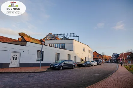 Außenansicht - Haus kaufen in Wunstorf - RUDNICK bietet HAUS mit 3 Wohnungen + Büro + Garage NÄHE MEER: ggf. EG wieder rückbaubar zu Laden