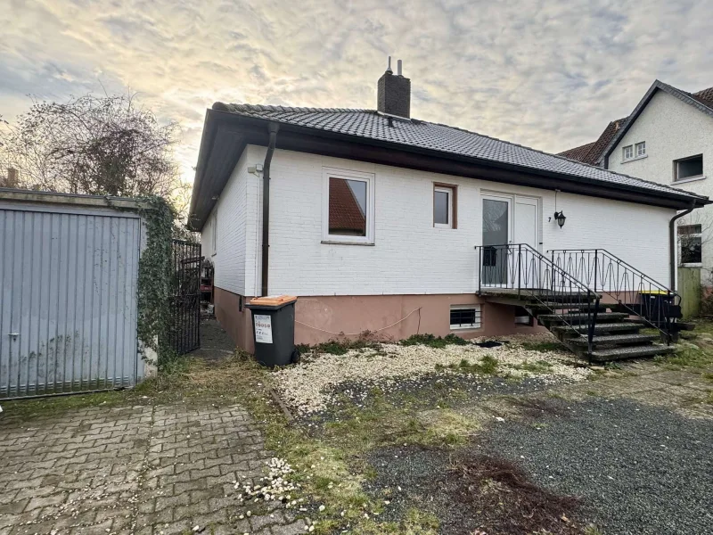 Hausansicht - Haus kaufen in Wunstorf - RUDNICK bietet LAGE, LAGE, LAGE: großzügiger Bungalow in zentraler Lage von Wunstorf