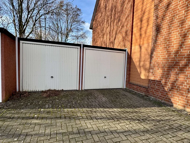 An das Haus grenzende Garage