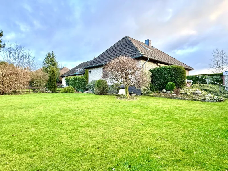 Gartenansicht - Haus kaufen in Wunstorf - RUDNICK bietet FAMILIENGLÜCK in ruhiger Lage der Kernstadt