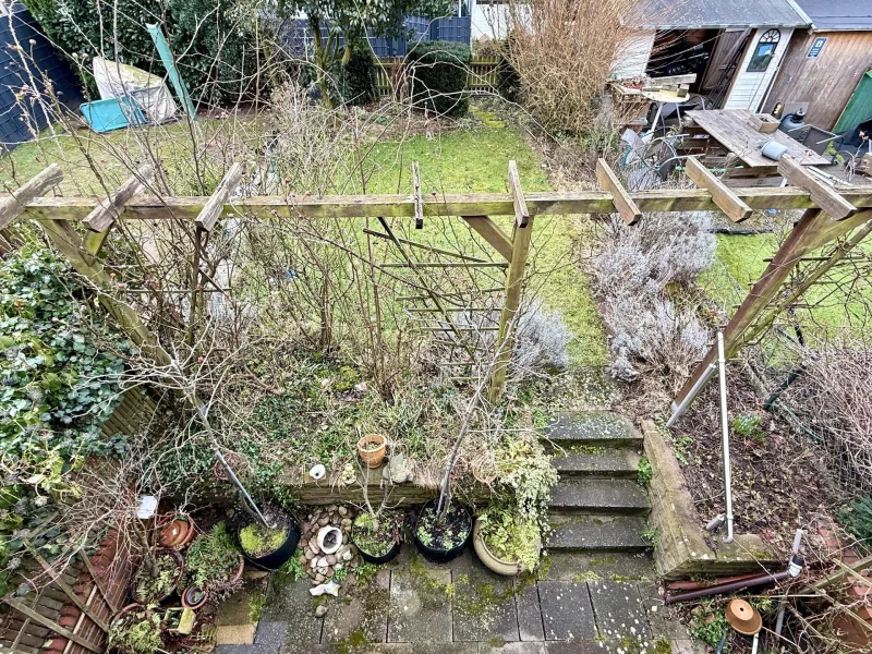 Blick vom Balkon in den Garten