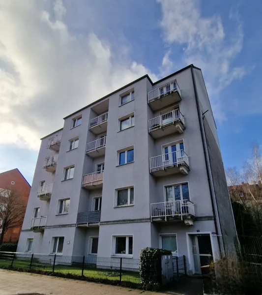 Hausansicht - Wohnung kaufen in Hamburg - * Tolle Endetage - * Großer Balkon * Modernes - neues Bad* Zentrale Lage in Barmbek-Süd *