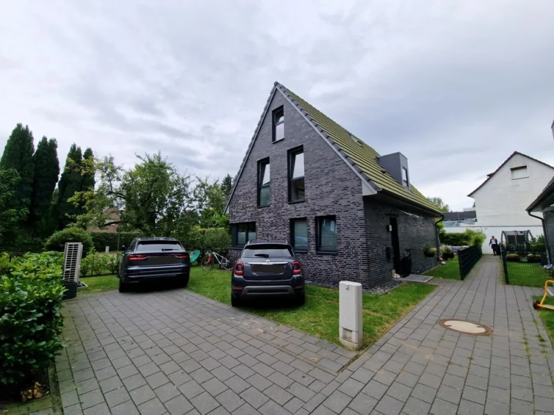 Hausansicht  - Haus mieten in Hamburg / Wellingsbüttel - *Vollmöbliert* Traumhaus Wellingsbüttel* 180 m² wohnl. nutzbar - in 2. ter Reihe ruhig!