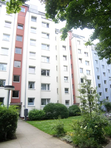 Hausansicht - Wohnung kaufen in Hamburg - Hoch hinaus in Lokstedt * Lichtdurchflutete 3-Zimmer-WE – Moderner Grundriss & Wohlfühlambiente | Grenze Hoheluft *