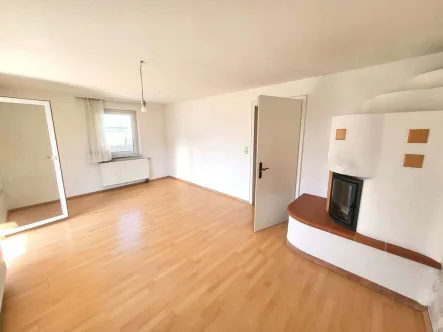 Wohnzimmer - Wohnung kaufen in Lahr/Schwarzwald / Reichenbach - +++ barrierefreie Wohnung mit großer Sonnenterrasse, Garage; Kaminofen und Garten +++