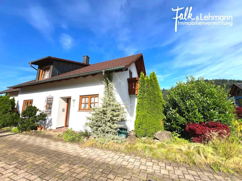 Ansicht - Haus kaufen in Zell am Harmersbach - +++ sonniges Haus in ruhiger Lage für die ganze Familie mit großer Terrasse, EBK und Garagen +++