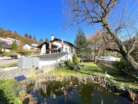 Objektansicht - Haus kaufen in Wolfach - ++ sonniges und barrierefreies Zweifamilienhaus mit EBK, Garage und schönem Grundstück in Wolfach ++