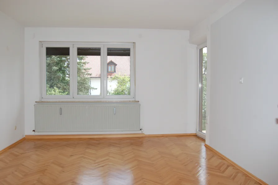 Wohnzimmer - Wohnung mieten in Finsing - Großzügige Wohnung im 1. OG mit Altbauflair - Immobilienbüro SEIBOLD