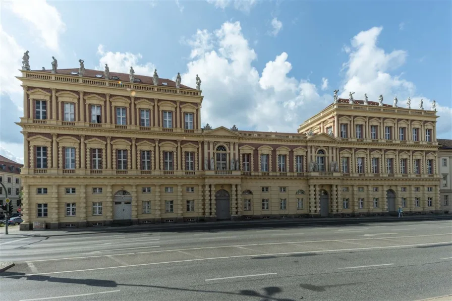 Front - Wohnung kaufen in Potsdam - Penthousewohnung mit Galerie, Terrasse und Stellplatz im historischen Ensemble