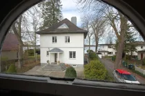 Blick aus der Garage auf Villa