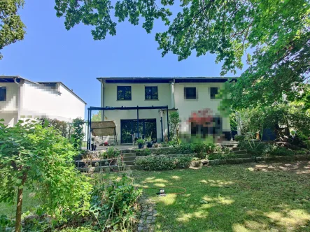 Hausansicht vom Garten - Haus kaufen in Berlin - Hessenwinkel: Familienhaus mit toller Architektur!