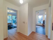 Musterwohnung Flur mit Blick ins Bad und Wohnzimmer