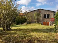 Garten mit Blick zur Garage