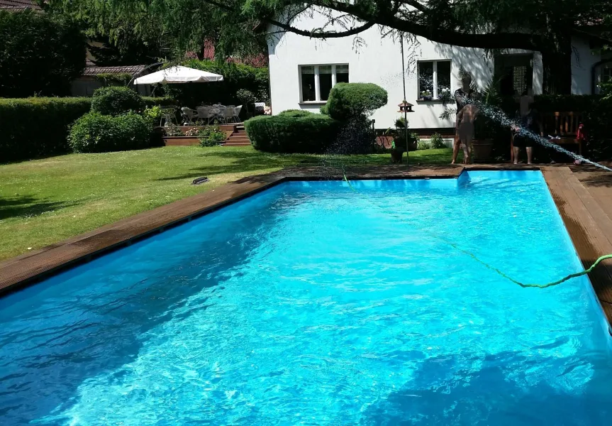 Pool im Sommer - Haus mieten in Berlin - Schicker Altbau mit Pool und großem Garten!