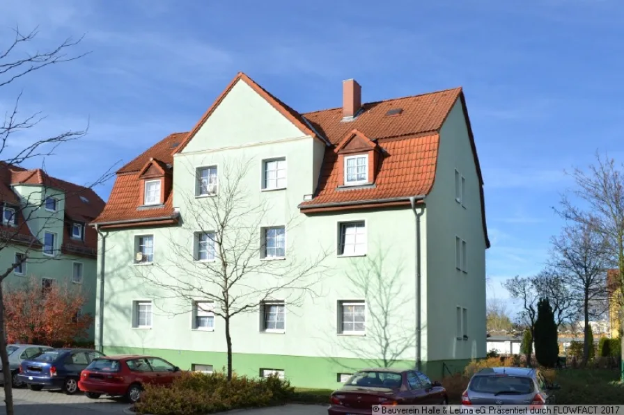 Vorderansicht - Wohnung mieten in Bitterfeld - Sie sind auf der Suche nach einer geräumigen Zweizimmerwohnung? Dann sind Sie bei uns an der richtigen Adresse.