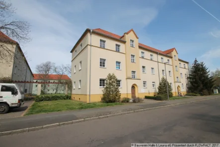 Hausansicht - Wohnung mieten in Bitterfeld - 3-Raumwohnung im Grünen